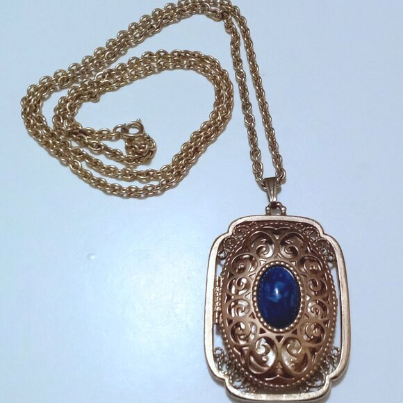 VINTAGE AVON GOLD TONE FILIGREE PENDANT LOCKET NECKLACE / BLUE LAPIS - Picture 3 of 6
